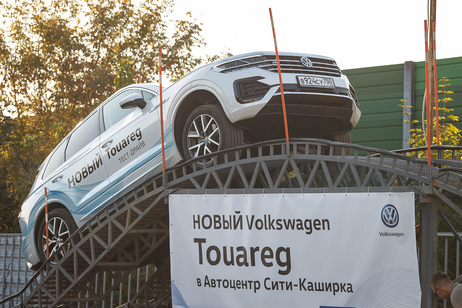 Фото  с полосы парка искусственных препятствий  нового поколения Фольксваген Туарег в дилерском центре Автосити Каширка